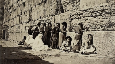 Juifs en train de prier devant le mur des Lamentations (photo : Bonfils/SWNS.com).
