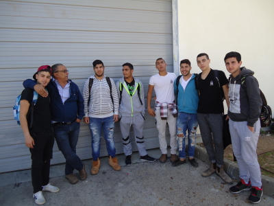 Natan Biton avec un groupe d’écoliers (photo : Katharina Höftmann)