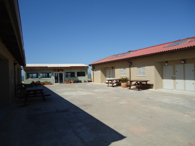 Village de jeunes avec son école de surf et vue sur la mer (photo : KH).