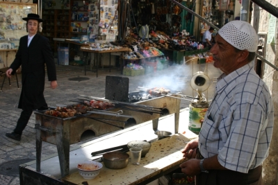          Habitants juifs et arabes dans la vieille ville de Jérusalem (photo www.goisrael.com)