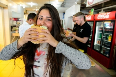 Pour manger une telle pita sans en mettre partout, il faut de l’expérience (photo : Naftali Hilger)