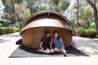 Le mini-amphithéâtre qui neutralise les nuisances sonores est installé sur le boulevard Ben Gourion (photo : Katharina Höftmann)