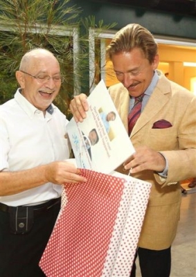 L’ambassadeur de Suisse, S.E. Andreas Baum, reçoit un cadeau d’adieu du président du GIS, Jacques Korolnyk (photo : ambassade de Suisse en Israël) 