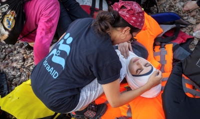 Une collaboratrice d’IsraAID aide des réfugiés sur l’île de Lesbos (photo : IsraAID)