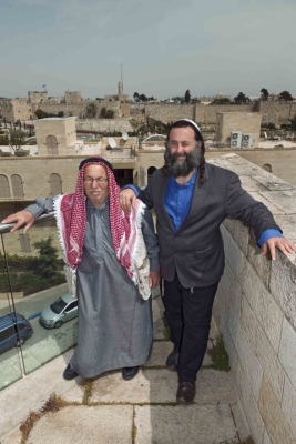 ‪Eliyahu McLean, Directeur d‘Abrahamic Reunion, et Haj Ibrahim Ahmad Abu El-Hawa, médiateur (photo : Herlinde Koelbl/Mishkenot Sha'ananim, Jérusalem).