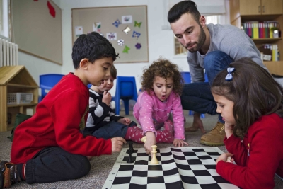 L’instructeur d’échecs Daniel Morgan et ses élèves (photo : Herlinde Koelbl/Mishkenot Sha'ananim, Jérusalem)