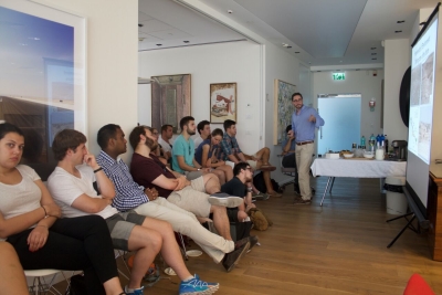 Les Jeunes Vert’libéraux écoutant l’exposé sur l’extraction du gaz naturel en Israël (photo : Samuel Suter)