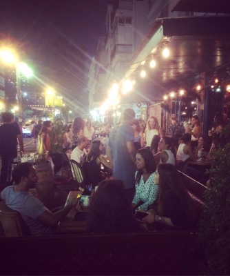 A Tel-Aviv, la vie nocturne est idéale pour trouver l’âme sœur (photo : KH)