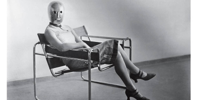 Erich Consemüller : femme au fauteuil B3 de Marcel Breuer portant un masque d’Oskar Schlemmer, vers 1926; photographie noir et blanc ©Stefan Consemüller / Bauhaus-Archive Berlin