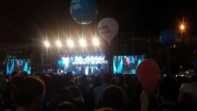 Plusieurs dizaines de milliers de personnes se sont réunies à Tel-Aviv samedi soir dernier pour rendre hommage à Yitz’hak Rabin (photo : Na’hum Ciobotaru).