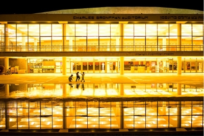 Outre la plage, Ido Biran sait également mettre en scène les autres quartiers de la ville comme ici le théâtre Habima la nuit (photo : Ido Biran) 