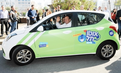 Seul le maire de Tel-Aviv, Ron Huldai, salue amicalement quand il est au volant d’une voiture (photo : municipalité de Tel-Aviv)