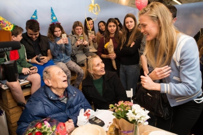 Grâce à l’association, Ernest Weiner fête dans la joie son 92ème anniversaire en présence du supermodèle israélien Bar Rafaeli (photo : page Facebook de l’Association pour l’aide immédiate aux rescapés de la Shoah)