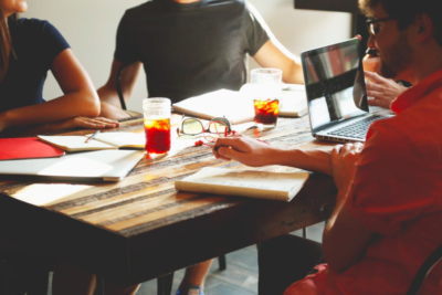 De jeunes émigrants s’aident mutuellement en ligne (photo : pexels.com)