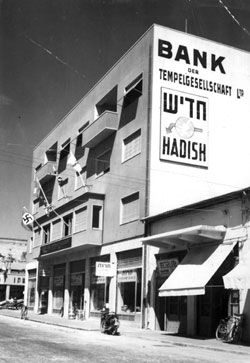 Photographie de Carl Lutz : banque de la Société des templiers à Jaffa avec le drapeau à croix gammée