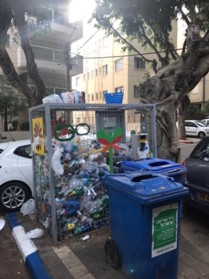 En jetant ses bouteilles dans ces cages grillagées, on pense agir en faveur de l'environnement (photo : KHC)