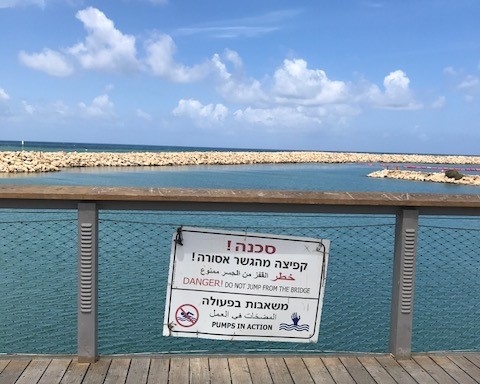 En Israël, la plupart des panneaux sont multilingues (photo : KHC)