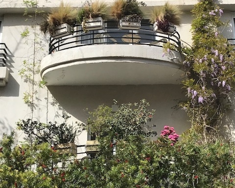 Jardin d’un bâtiment Bauhaus à Tel-Aviv (photo : KHC).