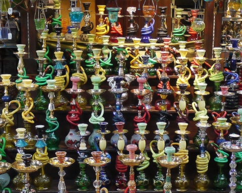 A la plage ou au café, de nombreux Israéliens - notamment les Arabes israéliens ou les Juifs israéliens originaires de pays arabes – fument la chicha (photo : Pixabay).