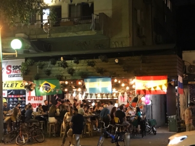 Clients regardant un match dans un bar de Tel-Aviv (photo : KHC).