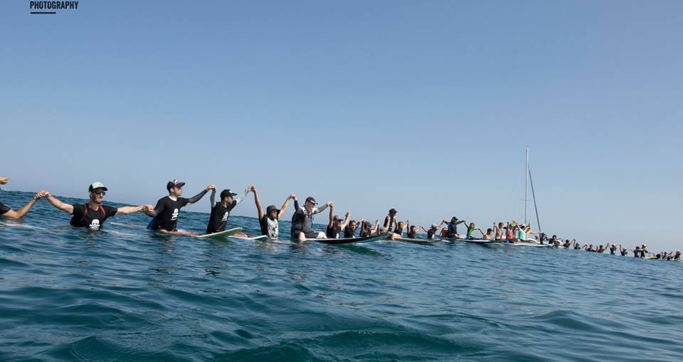 Protestation de surfeurs sur les côtes d‘Herzliya contre le projet de Nobel Energy afin de préserver la beauté de la Méditerranée (photo : 42 SURF PHOTOGRAPHY)