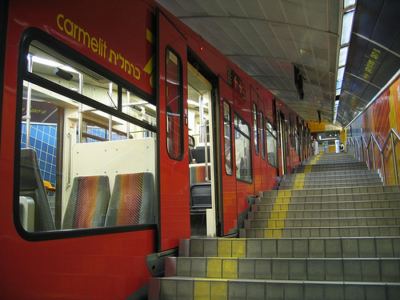 Le métro Carmelit avant rénovation (photo : Tanuki Warrior, Wikimedia Commons).