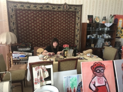 Zoya Cherkassy dans son salon “ukrainien“ dans l’atelier (photo : KHC).