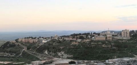 Le nord d'Israël doit devenir plus accueillant pour les start up (photo : Beivushtang at the English Wikipedia, CC BY-SA 30 - Safed surplombant le lac de Tibériade)