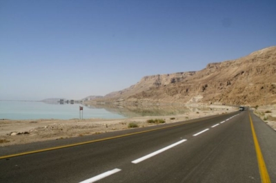 La route 90 qui passe par le désert est la plus dangereuse du pays (photo : Von Ian and Wendy Sewell - http://www.ianandwendy.com/Israel, CC BY-SA 3.0, https://commons.wikimedia.org/w/index.php?curid=3194145)