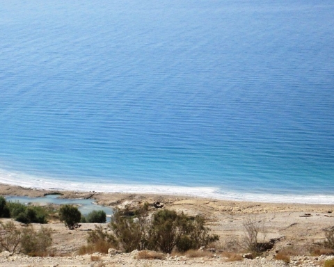 Le niveau de la mer Morte ne cesse de baisser. De nombreux écologistes israéliens pensent que le percement du canal n’apportera pas de solution à ce problème (photo : Pixabay).