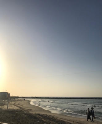 „Dans l’attente d’une bouteille venant d’Allemagne – à la plage de Tel Aviv“ (photo: KHC)