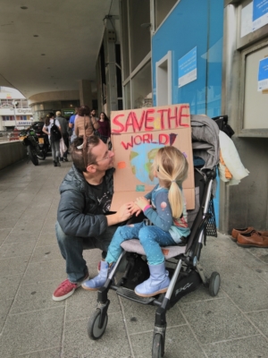 A Tel-Aviv, de nombreux parents sont venus avec leurs enfants pour protester contre la pollution de l’air (photo : www.lunatlv.com)