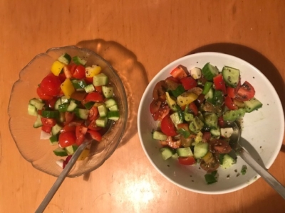 En Israël, la salade est systématiquement au menu du petit-déjeuner, du déjeuner et du dîner (photo : KHC).