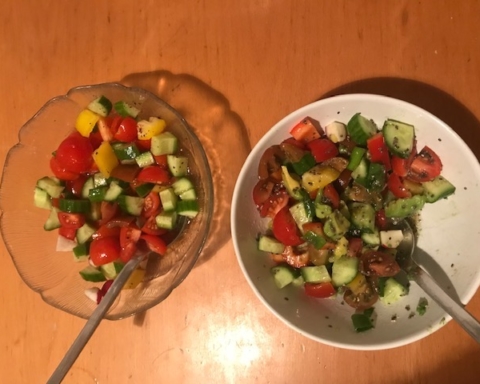 En Israël, la salade est systématiquement au menu du petit-déjeuner, du déjeuner et du dîner (photo : KHC).