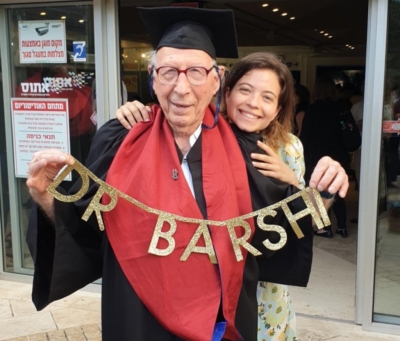 Dr Gabriel Barshi – le doctorant le plus âgé d’Israël avec sa petite-fille Ela Barshi (photo : privée)