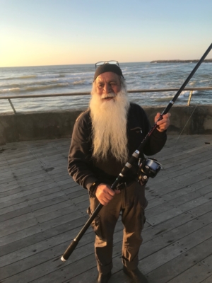 Pêcheur dans le nord de Tel-Aviv. La pêche depuis la plage ou la terre reste autorisée, même sans permis (photo : KHC)