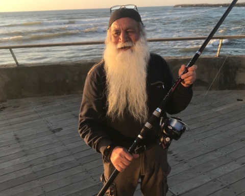 Pêcheur dans le nord de Tel-Aviv. La pêche depuis la plage ou la terre reste autorisée, même sans permis (photo : KHC)