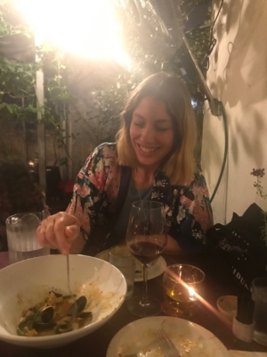 L’auteure de l’article, toujours soucieuse de cerner au mieux son sujet, a mangé à satiété les délicieux plats proposés par le restaurant (photo : Elah Barshi)