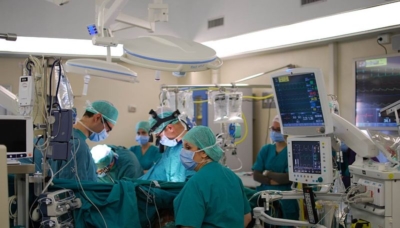 Chirurgiens effectuant une opération du cœur (photo : Pfree2014 Wikimedia Commons).