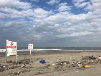 Vue déprimante d’une plage au nord de Tel-Aviv : des déchets à perte de vue (photo : KHC).