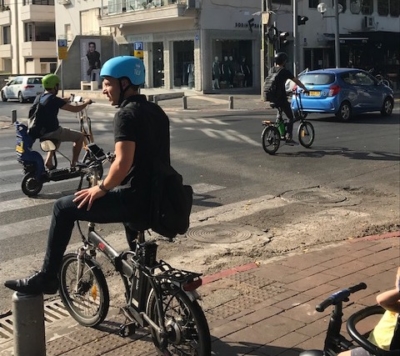 Vélos et trottinettes électriques à perte de vue : Tel-Aviv tôt le matin (photo : KHC)