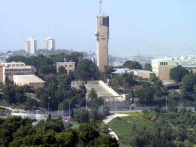 La célèbre université hébraïque de Jérusalem. Etudier au sein de cet établissement renommé n’est pas donné à tous les jeunes Israéliens (photo : By User: Grauesel at wikivoyage shared, CC BY-SA 3.0, https://commons.wikimedia.org/w/index.php?curid=23124023)