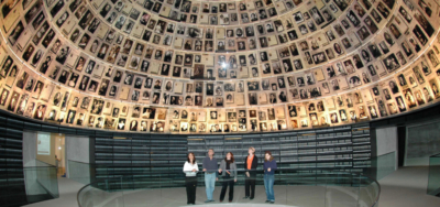 Dans la Salle des noms à Yad Vashem on évoque le souvenir de chaque Juif assassiné pendant la Shoah (photo : Yad Vashem)