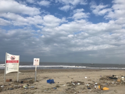 Déchets plastiques sur une plage du nord de Tel-Aviv (photo : KHC).