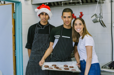 Nathalie cuisine avec des jeunes à Tel-Aviv dans le centre pour „Youth at Risk“. Le projet a été organisé par l’ambassade d’Allemagne (photo : presse