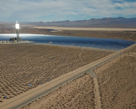 Les centrales solaires installées dans les zones désertiques doivent souvent faire face à un empoussiérage massif (photo : Pixabay).