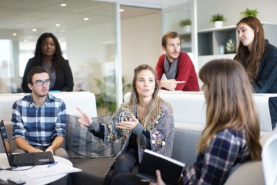 Les femmes quittent fréquemment leur poste dans le high-tech quand elles deviennent mères (photo :  Pixabay).