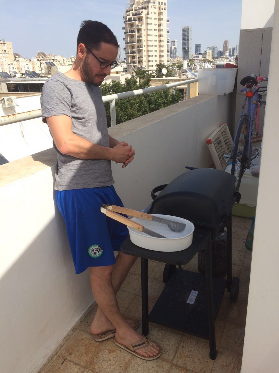 Les Israéliens et leur barbecue – peu importe que les grillades soient faites sur les toits de la ville ou dans un parc, ce qui importe est qu’il y ait beaucoup de viande et beaucoup de participants (photo : KH)  