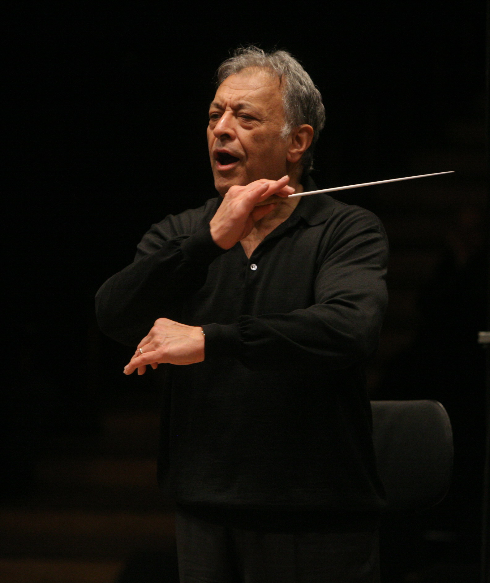 Le célèbre chef d’orchestre Zubin Mehta en pleine répétition (photo : Oded Antman).
