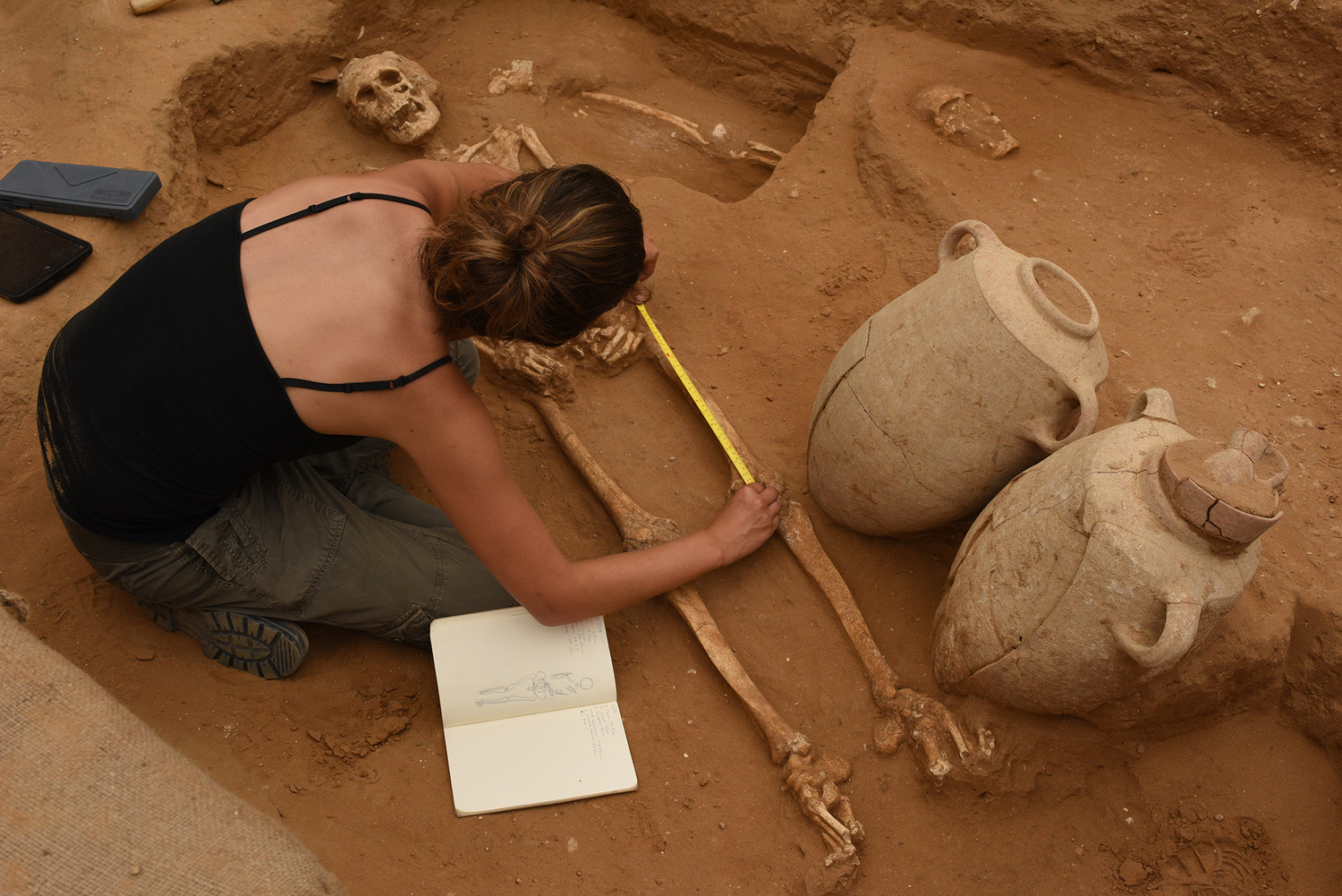 Une archéologue sur le chantier des fouilles d’Ashkelon (photo : Leon Levy Expedition to Ashkelon)